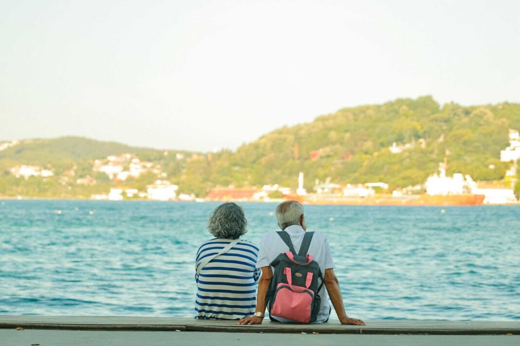 Anziani seduti in riva al mare