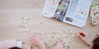 Persone che studiano inglese assieme