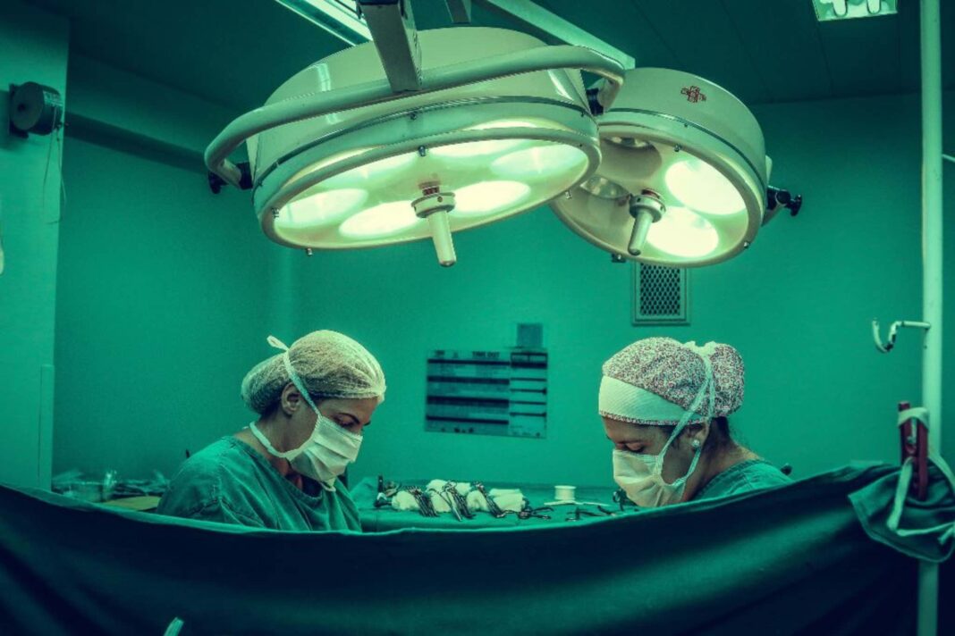 Intervento di microchirurgia a Cattinara per rimozione di un sarcoma