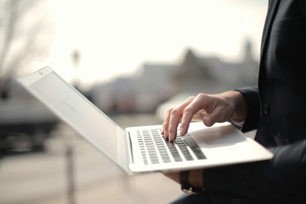 Persona digita al pc: sicurezza informatica