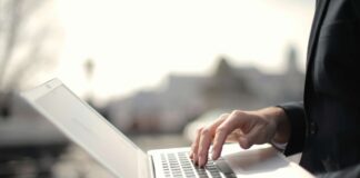 Persona digita al pc: sicurezza informatica
