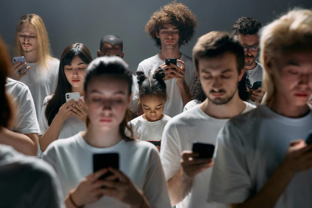 Giovani che usano il cellulare