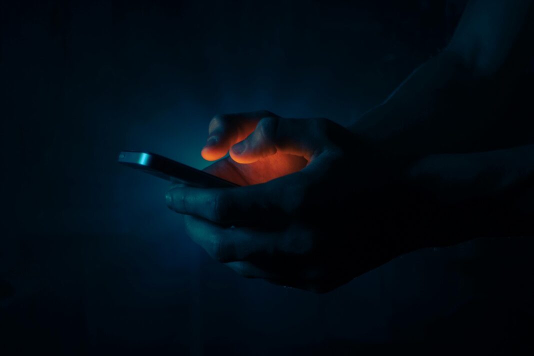 Persona che digita sul cellulare