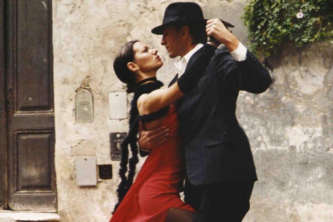 Coppia di ballerini che balla il tango