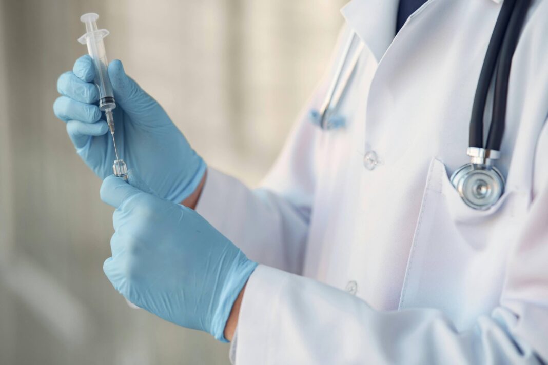 Medico prepara siringa per il vaccino