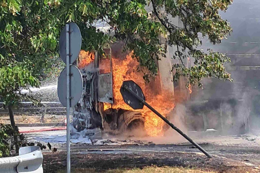 Fernetti, camion avvolto dalle fiamme: cause dell'incendio da accertare