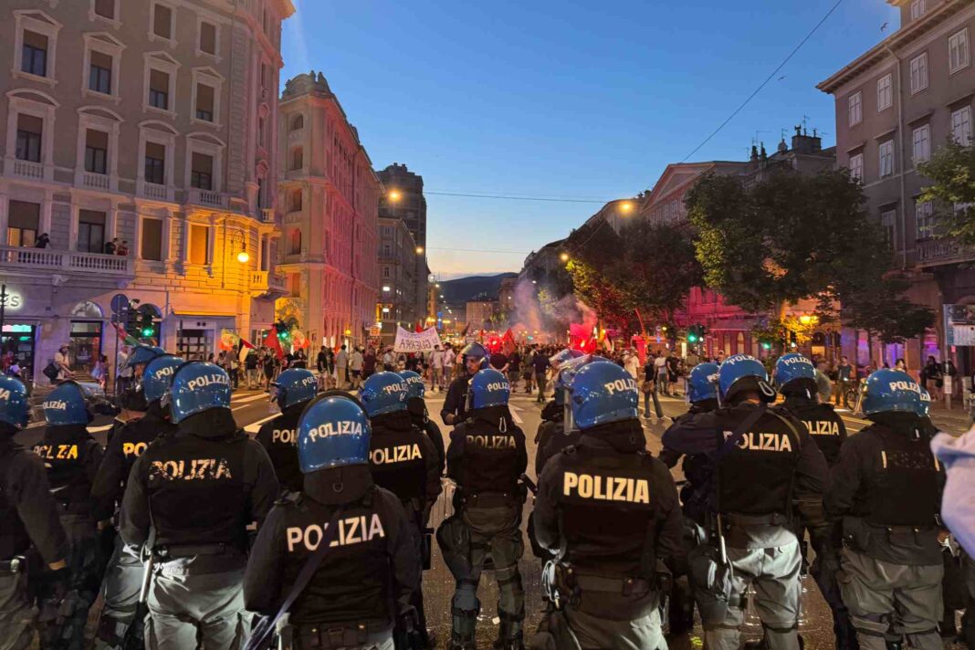 corteo antifascista, Trieste, viale XX Settembre, CasaPound, Riccardo Laterza, Fabio Scoccimarro, Almerigo Grilz