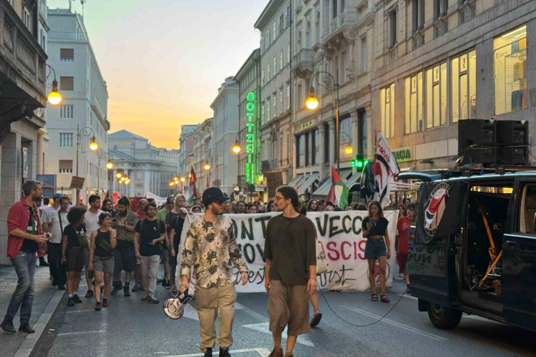 Trieste, corso Italia, corteo antifascista, Polizia locale, guida in stato di ebbrezza, contromano, cronaca Trieste