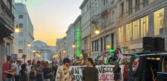 Trieste, corso Italia, corteo antifascista, Polizia locale, guida in stato di ebbrezza, contromano, cronaca Trieste