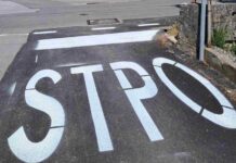 Dolina, lo STOP scritto male finisce sui social: sull’asfalto compare “STPO” STPO, Dolina, San Dorligo della Valle, segnaletica stradale, errore stradale, Marko Savron, social network