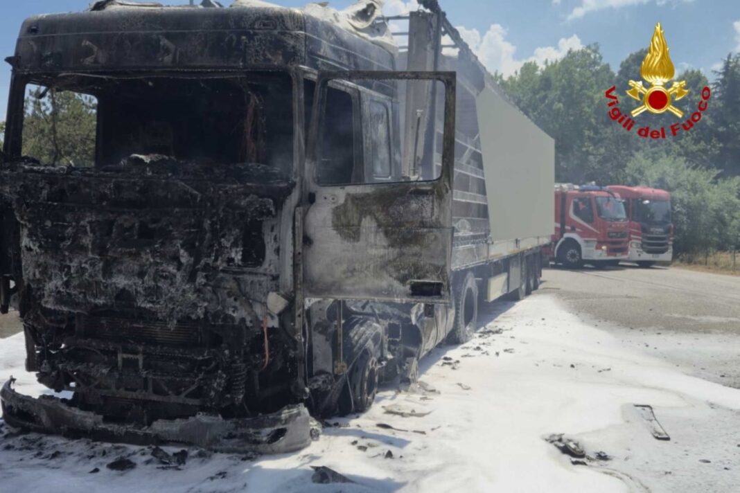 incendio camion, Fernetti, Monrupino, Vigili del Fuoco, autoarticolato, Trieste, fumo nero