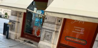 furto, piazza Unità d’Italia, Wind3, vetrina spaccata, Trieste, Polizia di Stato, effrazione