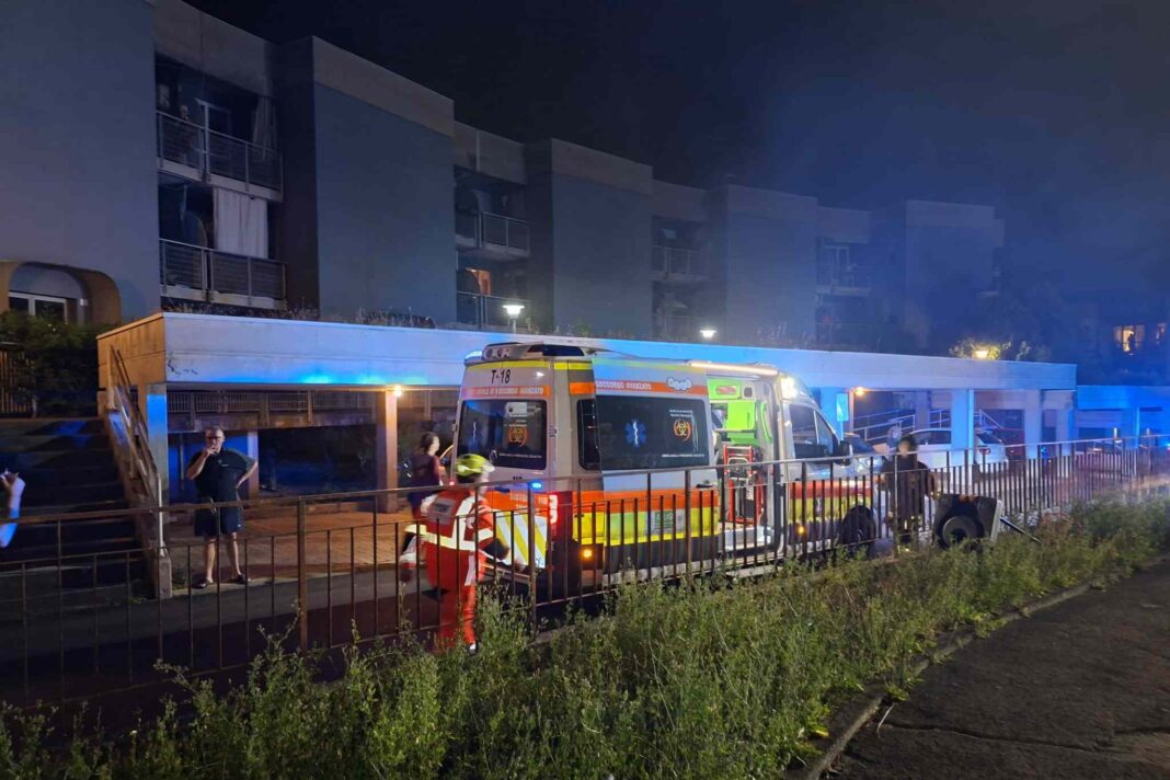 incendio Muggia, via dei Meccanici, Vigili del fuoco Trieste, ospedale Cattinara, intossicazione da fumo, cronaca Trieste, incendio appartamento