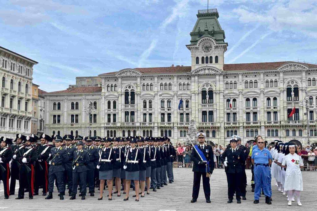 Trieste, Festa della Repubblica, 2 giugno, Giuseppe Petronzi, Sergio Mattarella, Onorificenze OMRI, Piazza Unità d'Italia