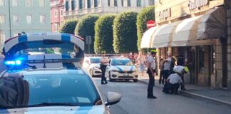 incidente moto Trieste, corso Saba, motociclista, pedoni investiti, bambina ferita, cronaca Trieste, polizia locale Trieste