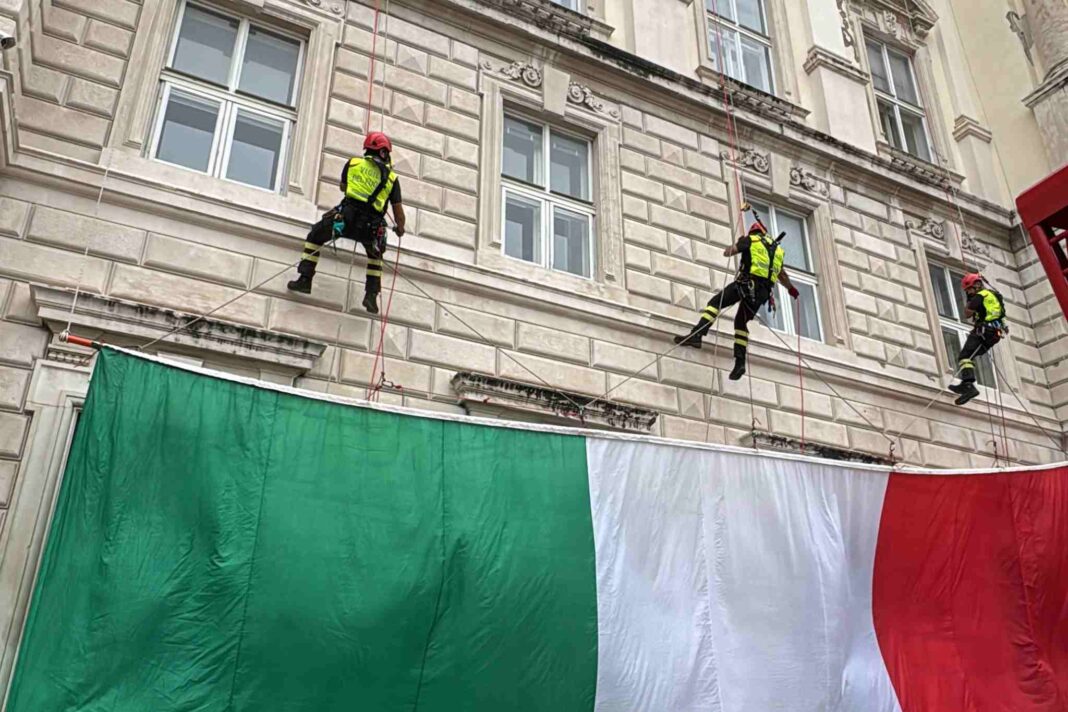 Festa della Repubblica, Trieste, piazza Unità d'Italia, Vigili del fuoco, Tricolore, Giuseppe Petronzi, Friuli Venezia Giulia
