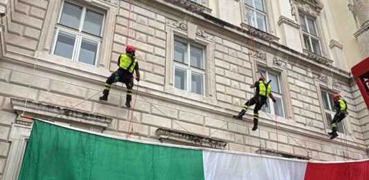 Festa della Repubblica, Trieste, piazza Unità d'Italia, Vigili del fuoco, Tricolore, Giuseppe Petronzi, Friuli Venezia Giulia