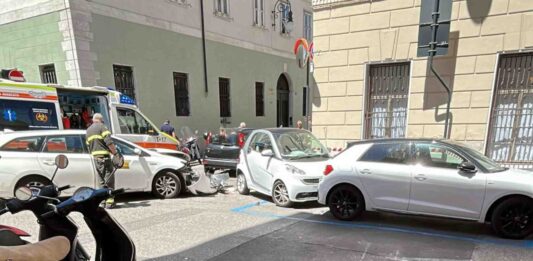 Trieste, incidente stradale, cronaca locale, viabilità, via Felice Venezian, taxi, Fiat Panda