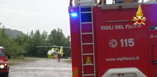 Sfida il fiume con l’auto e resta intrappolato: salvato con l’elicottero FOTO Tagliamento, Osoppo, Vigili del fuoco, soccorsi, cronaca Udine, incidenti fluviali, elisoccorso