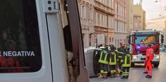 incidente stradale, Trieste, via dell'Istria, auto cappottata, guida in stato di ebbrezza, traffico bloccato, ospedale di Cattinara