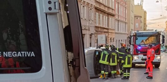 incidente stradale, Trieste, via dell'Istria, auto cappottata, guida in stato di ebbrezza, traffico bloccato, ospedale di Cattinara