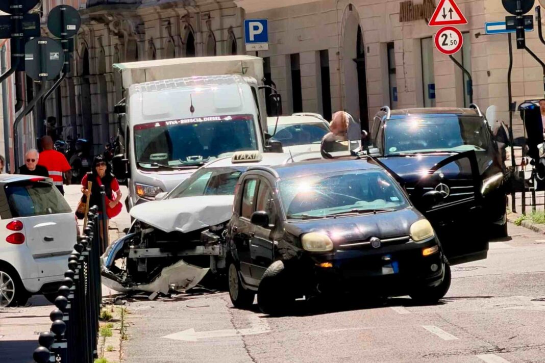 Scontro a tre nel cuore di Trieste: taxi, Panda e Smart si urtano all’incrocio, traffico rallentato ma nessun ferito