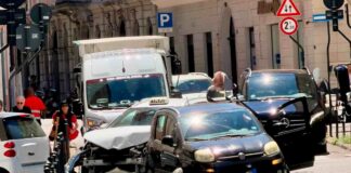 Scontro a tre nel cuore di Trieste: taxi, Panda e Smart si urtano all’incrocio, traffico rallentato ma nessun ferito