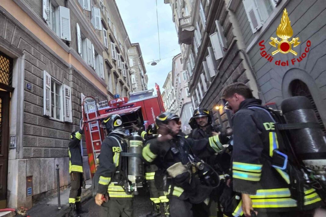 incendio Trieste, via Crispi, Vigili del fuoco, appartamento in fiamme, piazza Goldoni, evacuazione palazzo, incidente autopompa