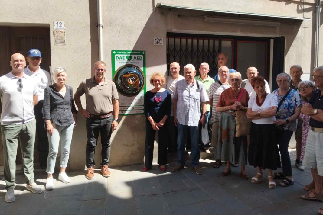 Un defibrillatore può salvare una vita: Muggia ne installa tre e punta sulla formazione