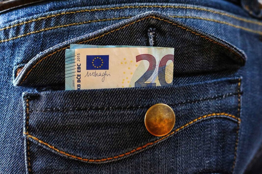 20 euro sbucano dalla tasca dei jeans