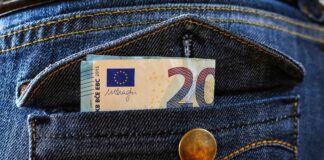 20 euro sbucano dalla tasca dei jeans