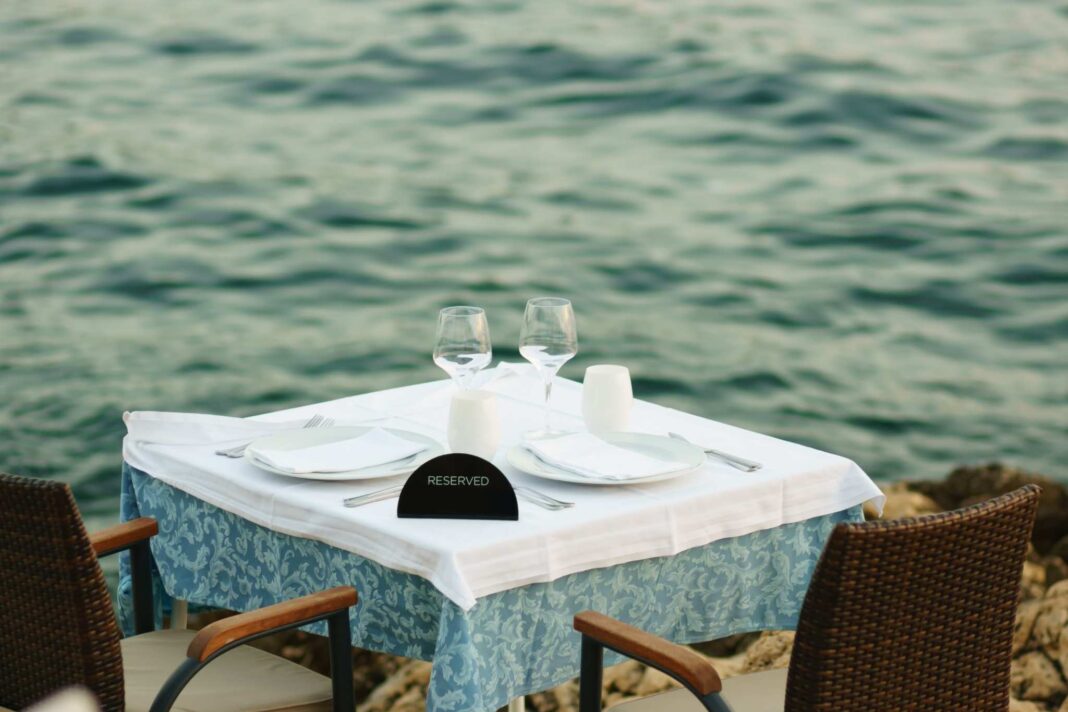Tavolo del ristorante affacciato sul mare
