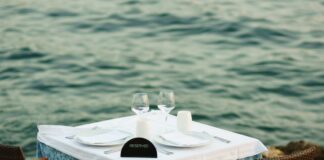 Tavolo del ristorante affacciato sul mare