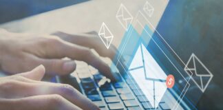 Immagine presa da Canva di una persona al computer. Utilizzata per articolo che tratta l'argomento dell'utilizzo di una business email per gli artigiani