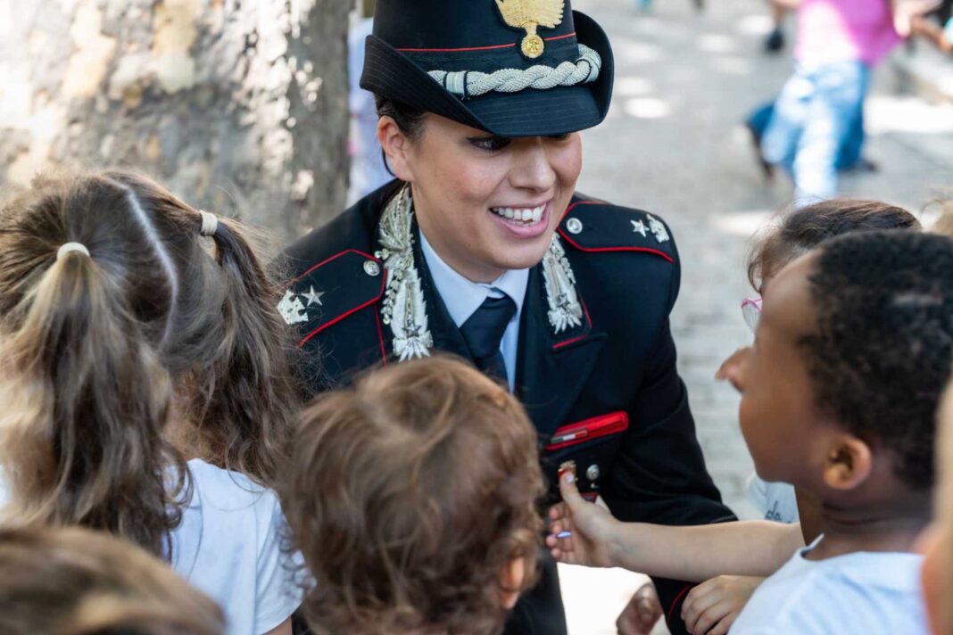 carabiniere circondata dai bambini