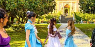 giovani ragazze persiste in abiti epoca regency, richiamo a bridgerton