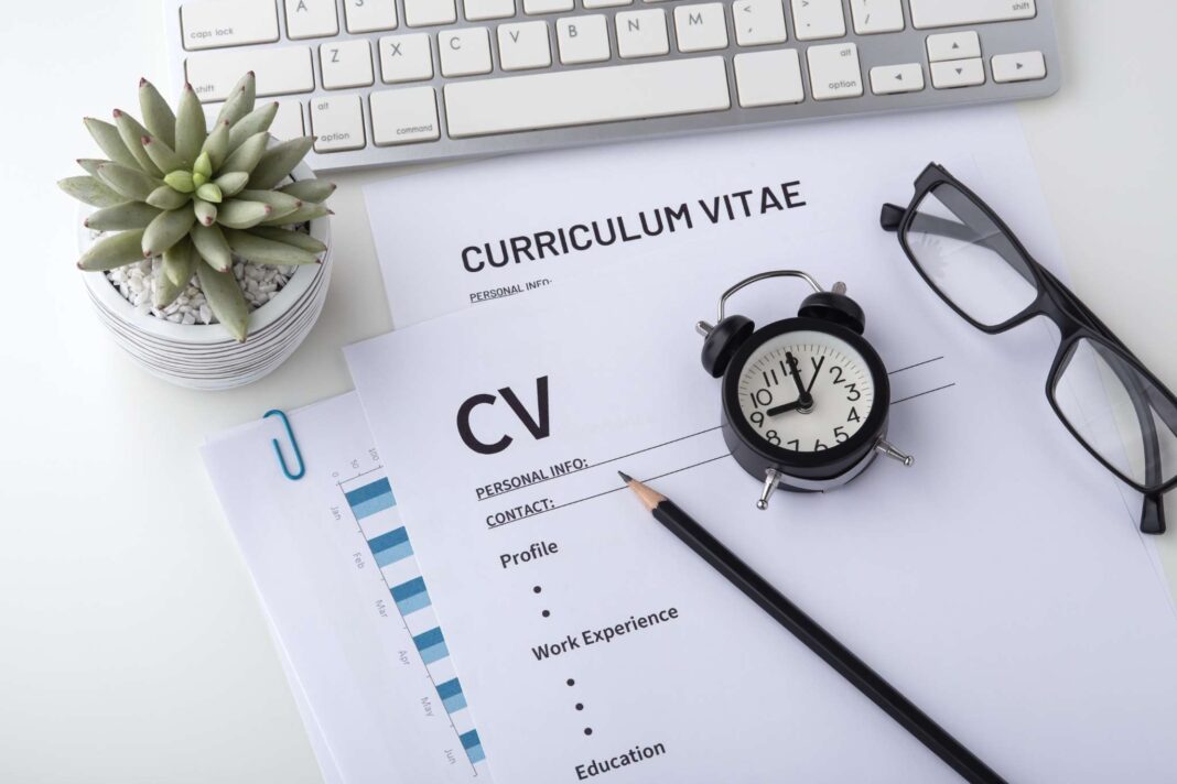modello di curriculum vitae su una scrivania