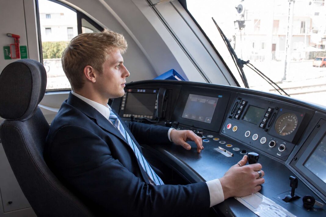 giovane macchinista ferroviario conduce il treno