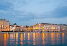 Trieste, Piazza Unità vista di sera, weekend
