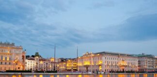 Trieste, Piazza Unità vista di sera, weekend