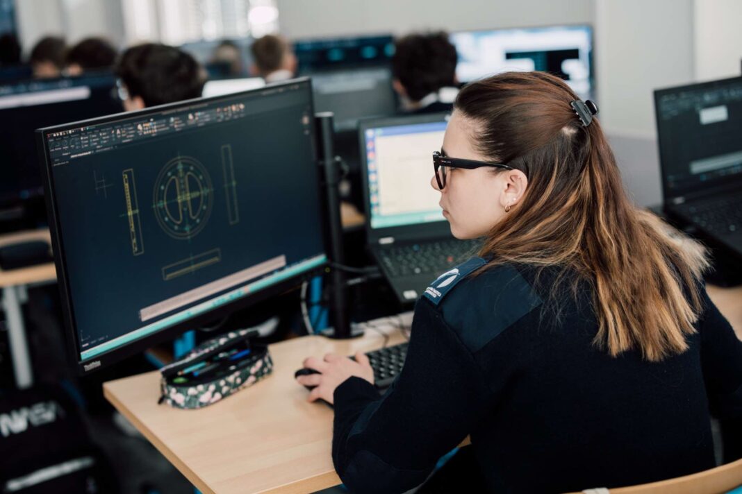 studentessa dell'accademia nautica dell'adriatico lavora al computer
