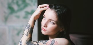 ragazza tatuata