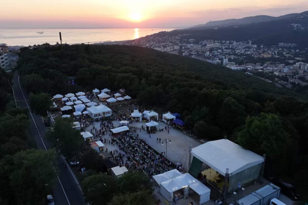 Triskel Festival ripreso dall'alto, tendoni e panorama di Trieste