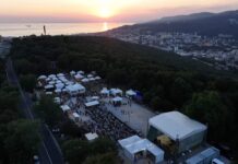 Trieste, il Triskell Festival prosegue tra streghe, Benandanti e tradizioni di confine Triskel Festival ripreso dall'alto, tendoni e panorama di Trieste
