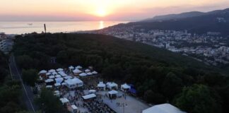 Triskel Festival ripreso dall'alto, tendoni e panorama di Trieste