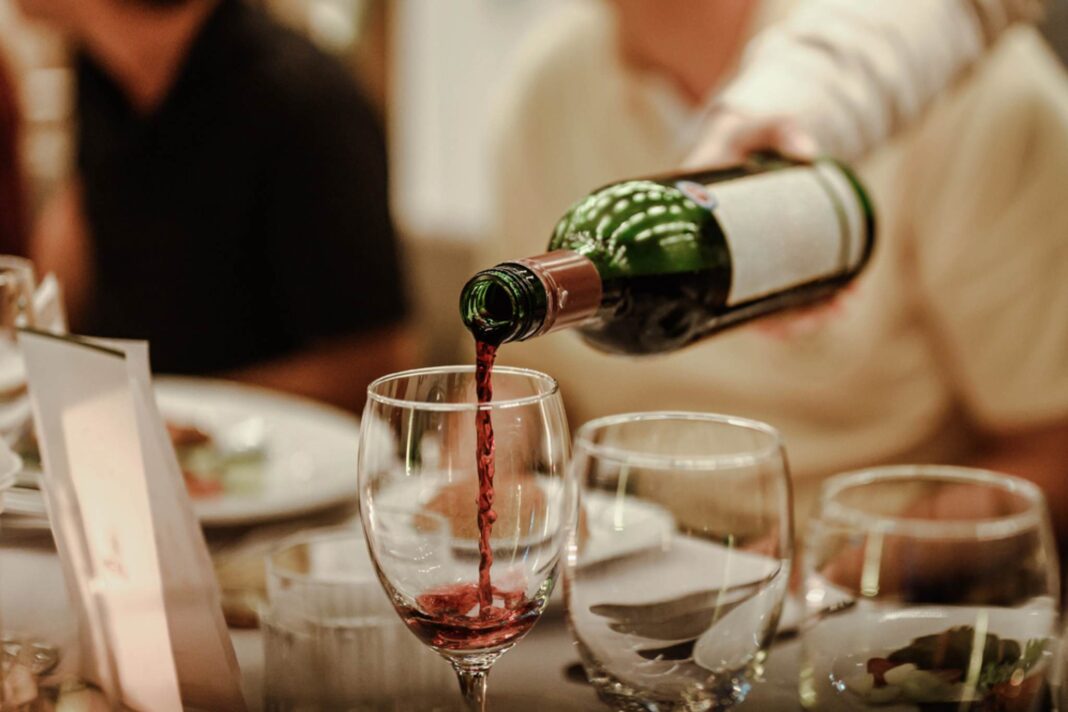 servire il vino al ristorante