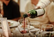 servire il vino al ristorante