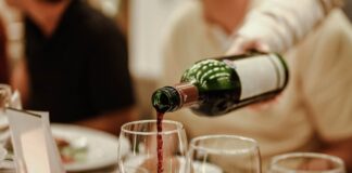 servire il vino al ristorante