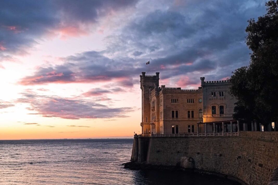 Il Castello di Miramare di Trieste al tramonto.