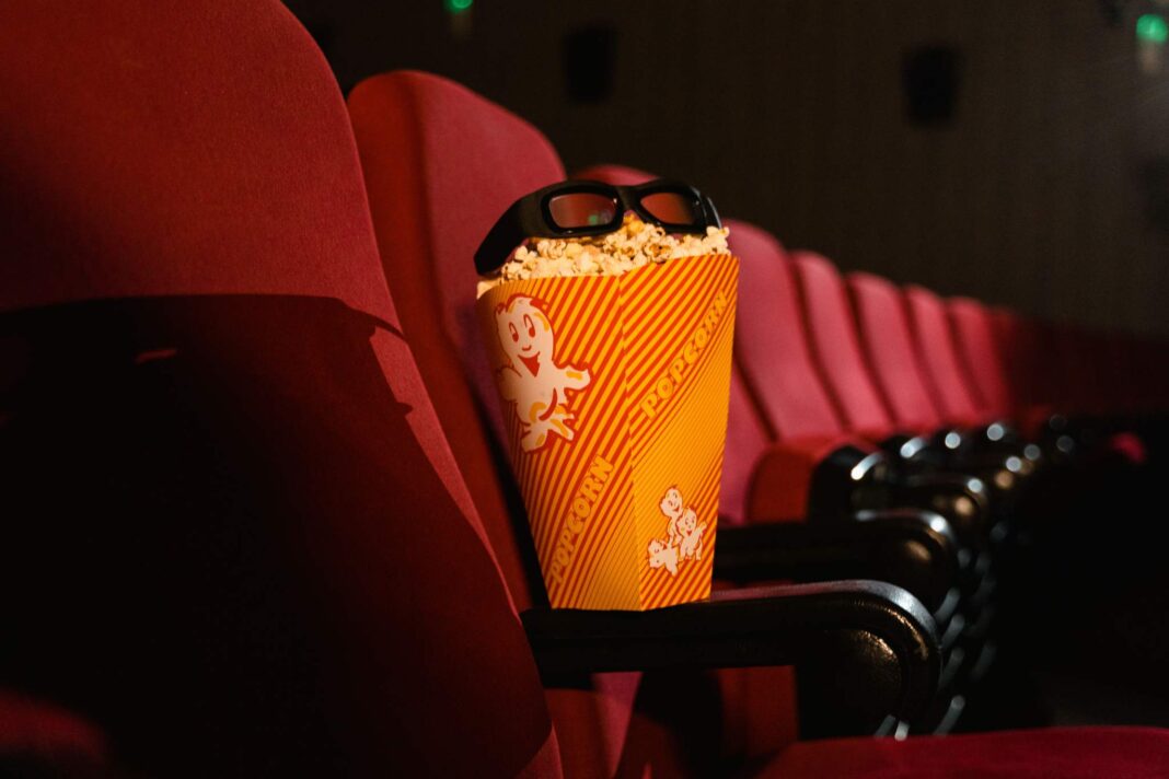 Confezione di popcorn al cinema; rassegna Ariston Estate